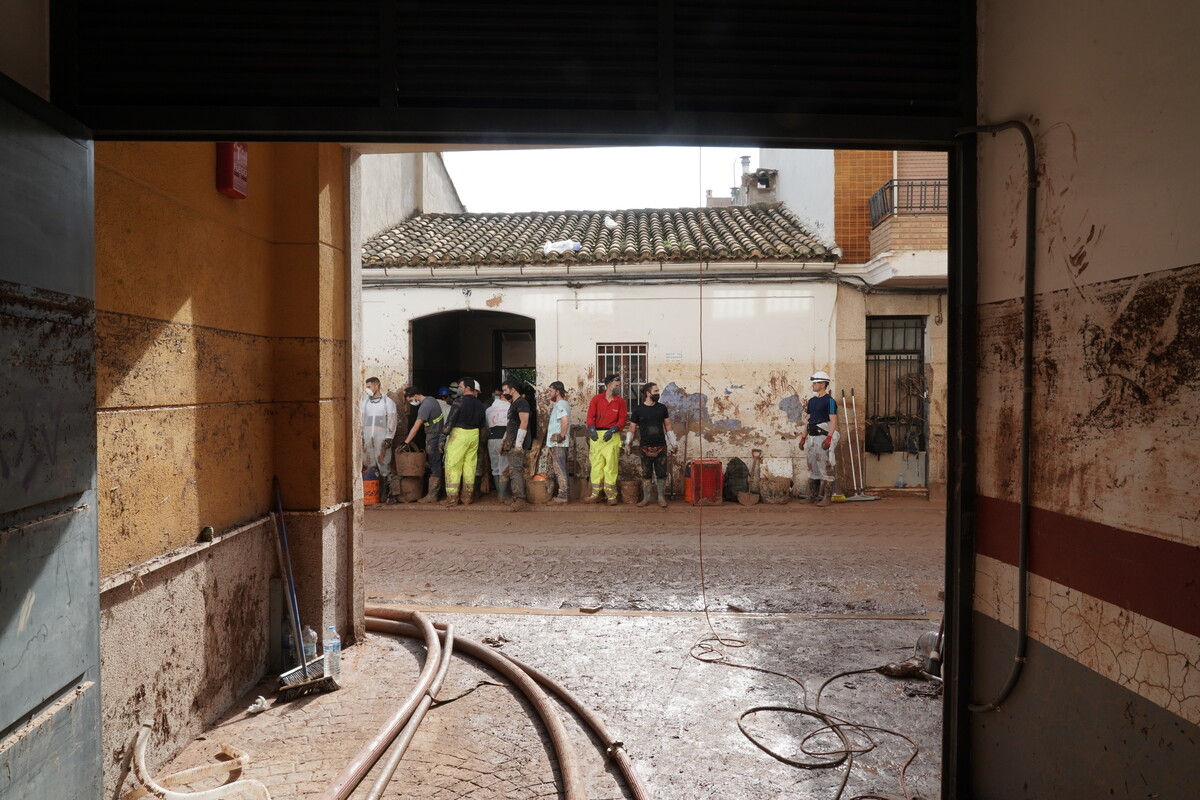 Efectivos de Castilla y León realizan labores de ayuda en las calles de Aldaya (Valencia)  / EDUARDO MARGARETO / ICAL