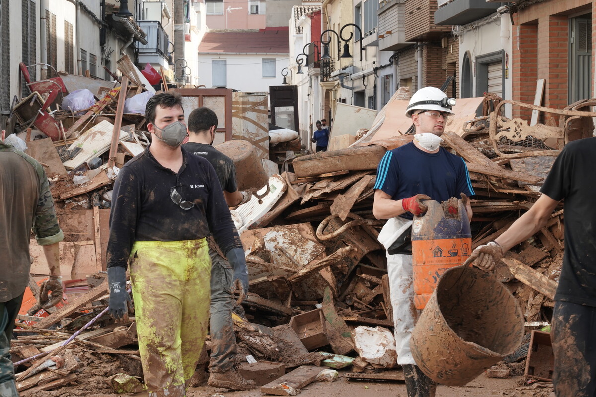 Efectivos de Castilla y León realizan labores de ayuda en las calles de Aldaya (Valencia)  / EDUARDO MARGARETO / ICAL