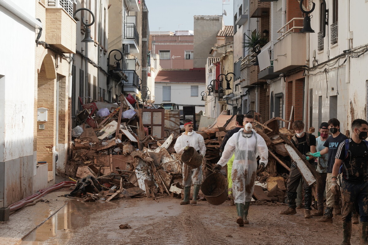 Efectivos de Castilla y León realizan labores de ayuda en las calles de Aldaya (Valencia)  / EDUARDO MARGARETO / ICAL