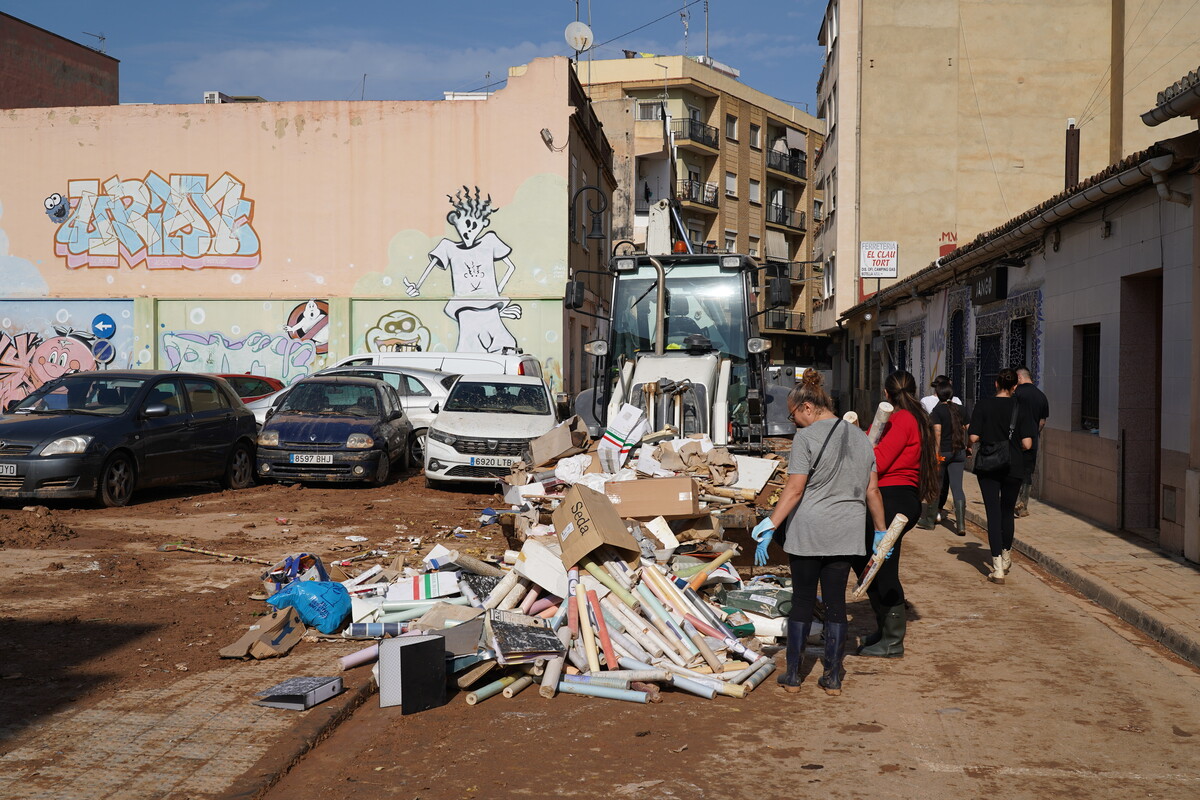 Efectivos de Castilla y León realizan labores de ayuda en las calles de Aldaya (Valencia)  / EDUARDO MARGARETO / ICAL