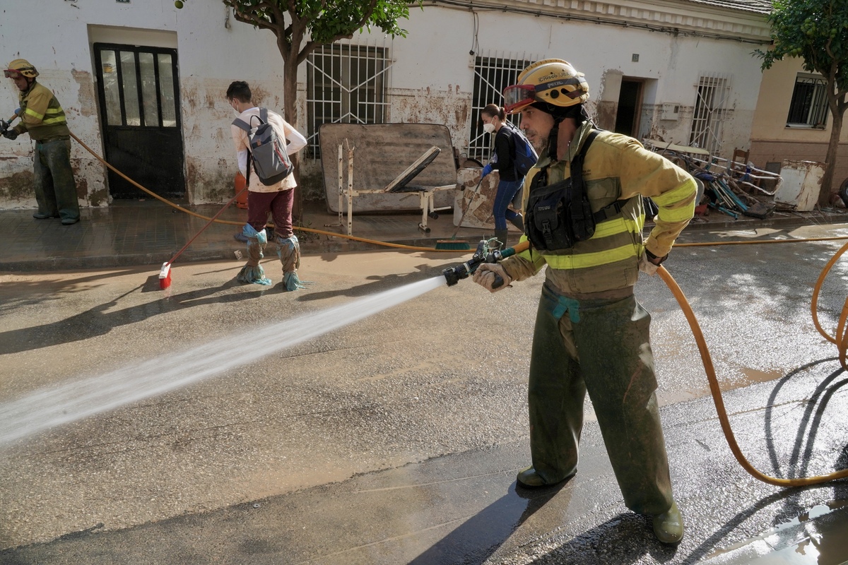 Efectivos de Castilla y León realizan labores de ayuda en las calles de Aldaya (Valencia)  / EDUARDO MARGARETO / ICAL