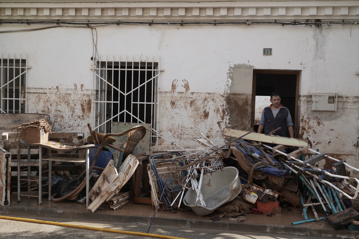 Efectivos de Castilla y León realizan labores de ayuda en las calles de Aldaya (Valencia)  / EDUARDO MARGARETO / ICAL