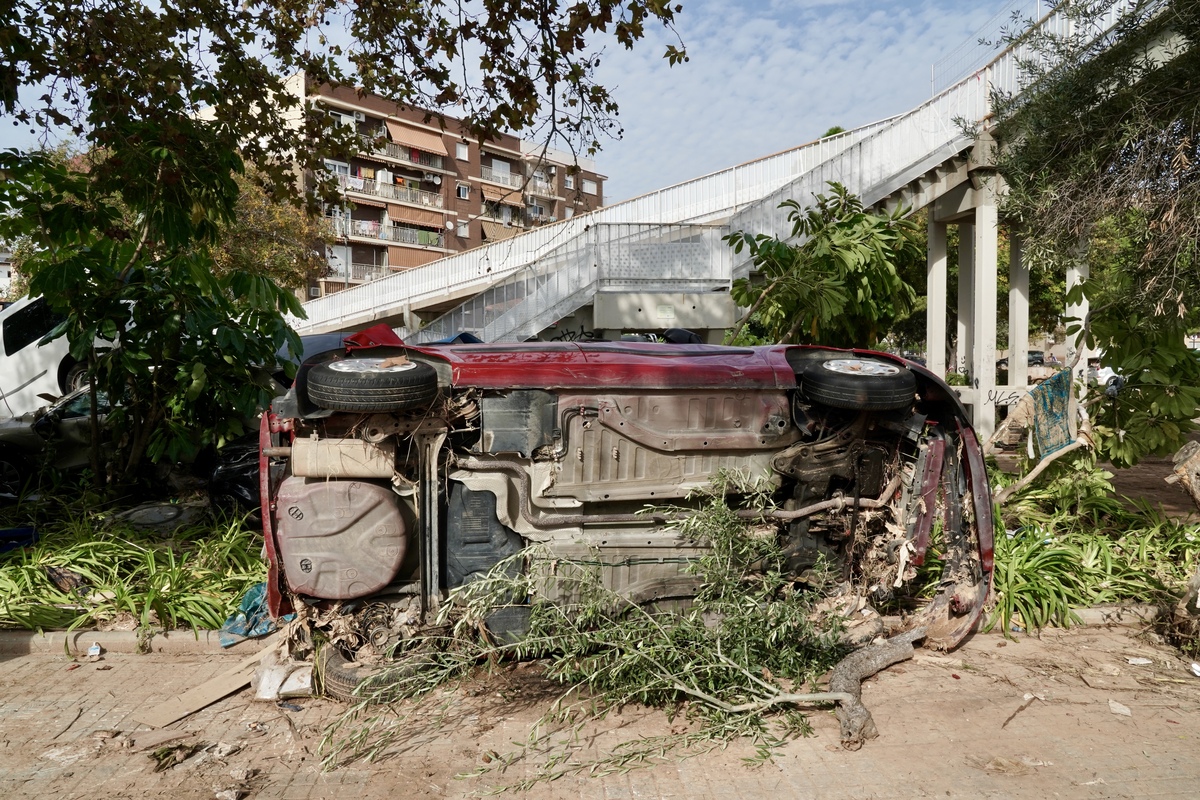 Efectivos de Castilla y León realizan labores de ayuda en las calles de Aldaya (Valencia)  / EDUARDO MARGARETO / ICAL