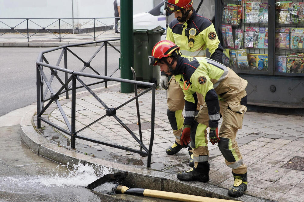 Bomberos achican agua de un edificio de la calle Don Sancho de la capital.
