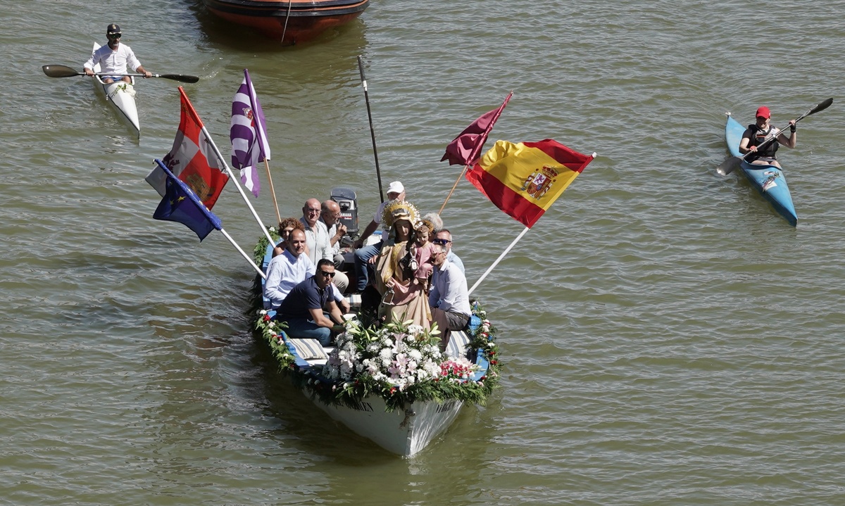 Procesión fluvial de la Virgen del Carmen.  / RUBÉN CACHO (ICAL)