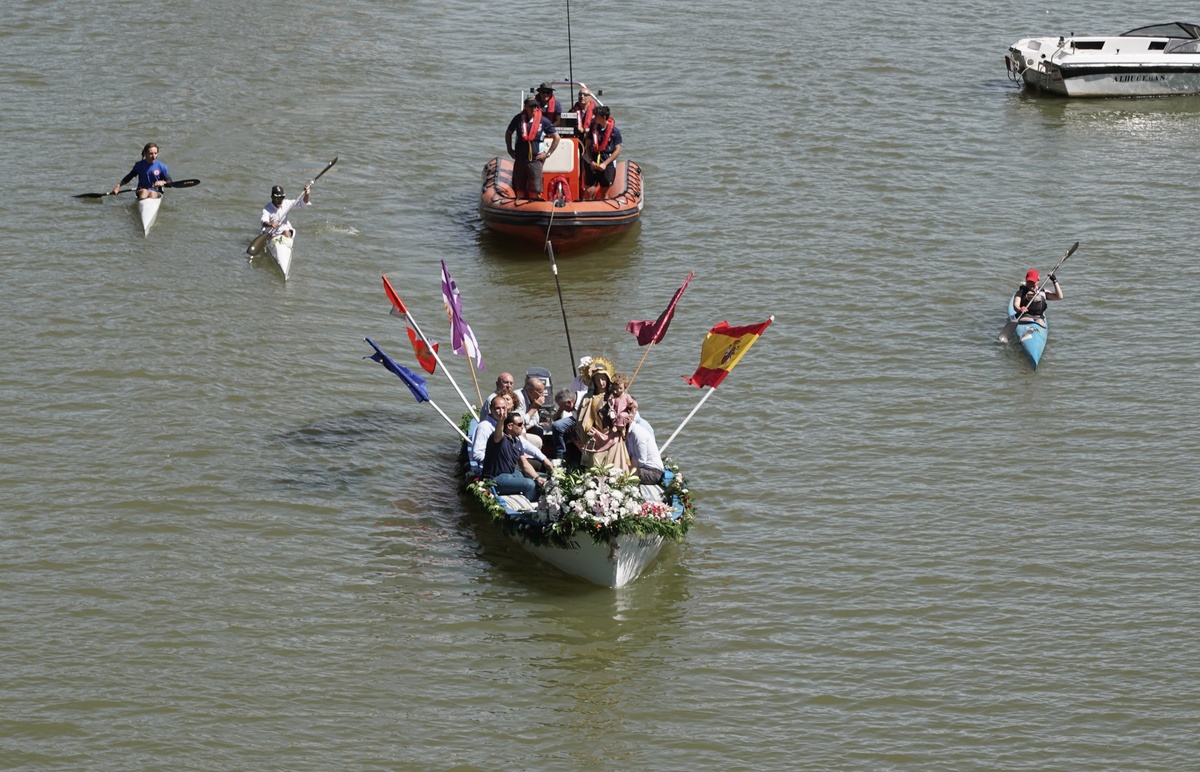 Procesión fluvial de la Virgen del Carmen.  / RUBÉN CACHO (ICAL)