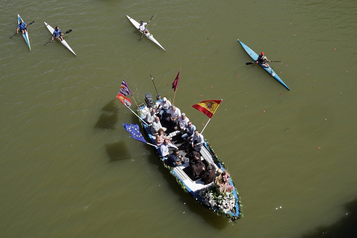 Procesión fluvial de la Virgen del Carmen.  / RUBÉN CACHO (ICAL)