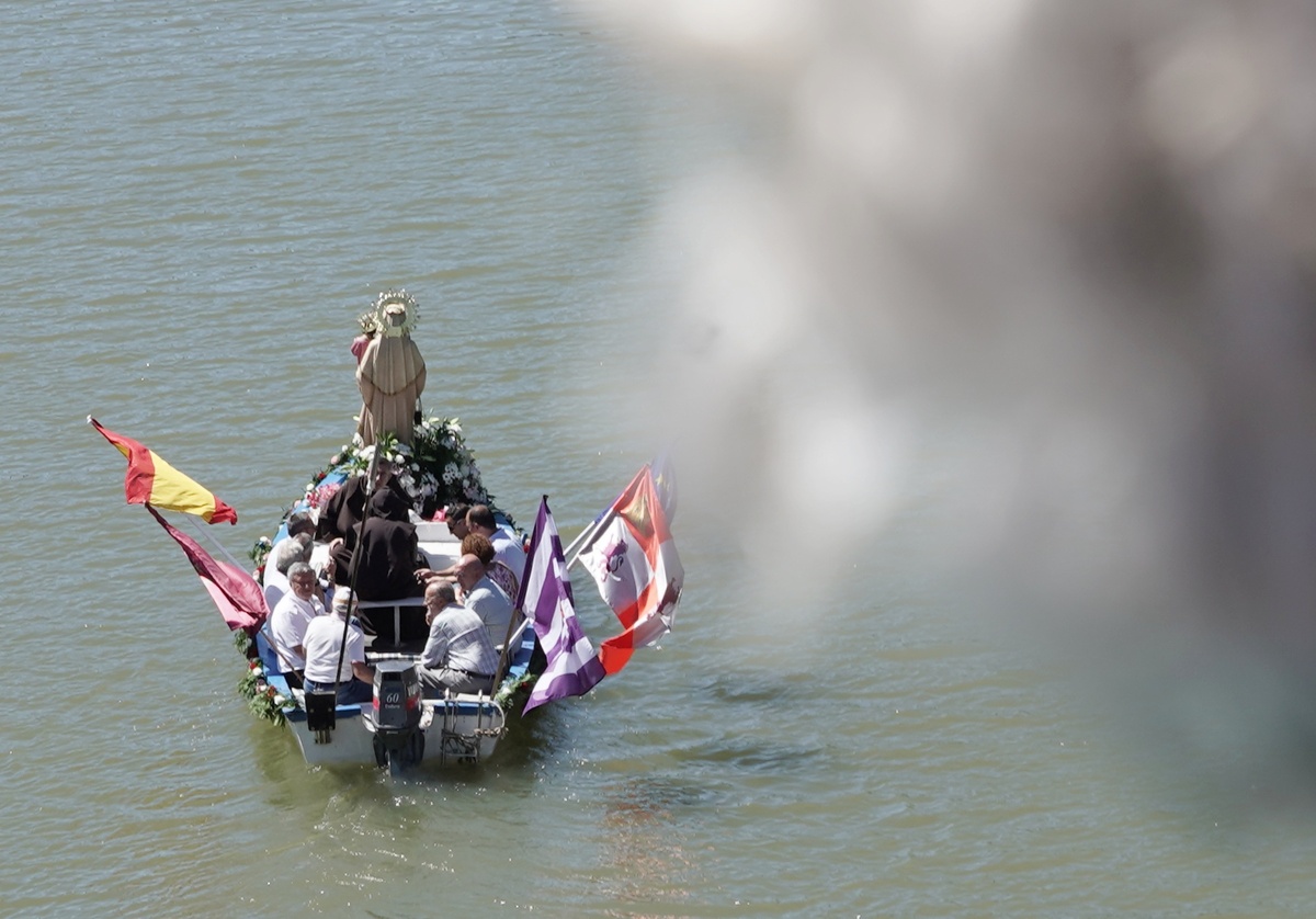 Procesión fluvial de la Virgen del Carmen.  / RUBÉN CACHO (ICAL)