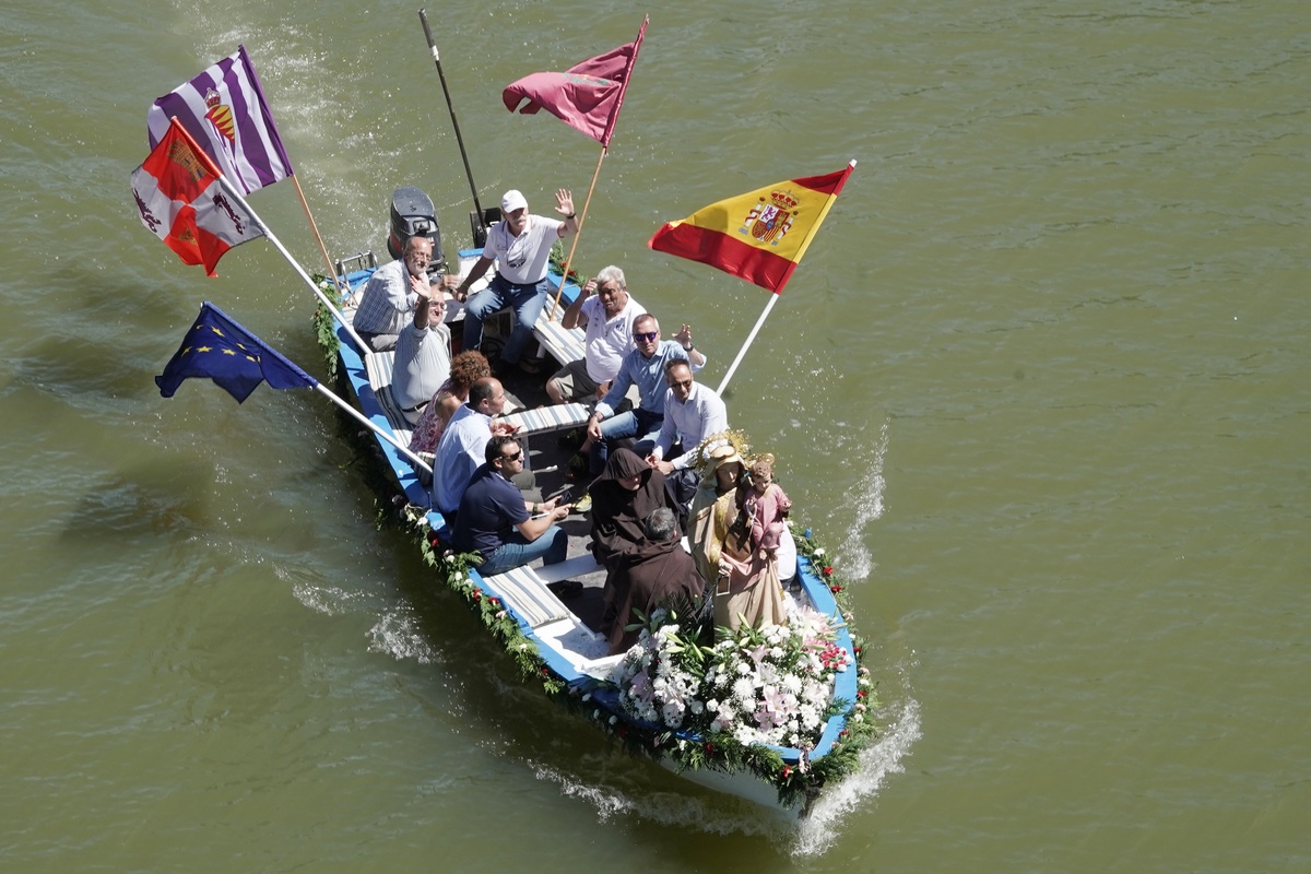 Procesión fluvial de la Virgen del Carmen.  / RUBÉN CACHO (ICAL)