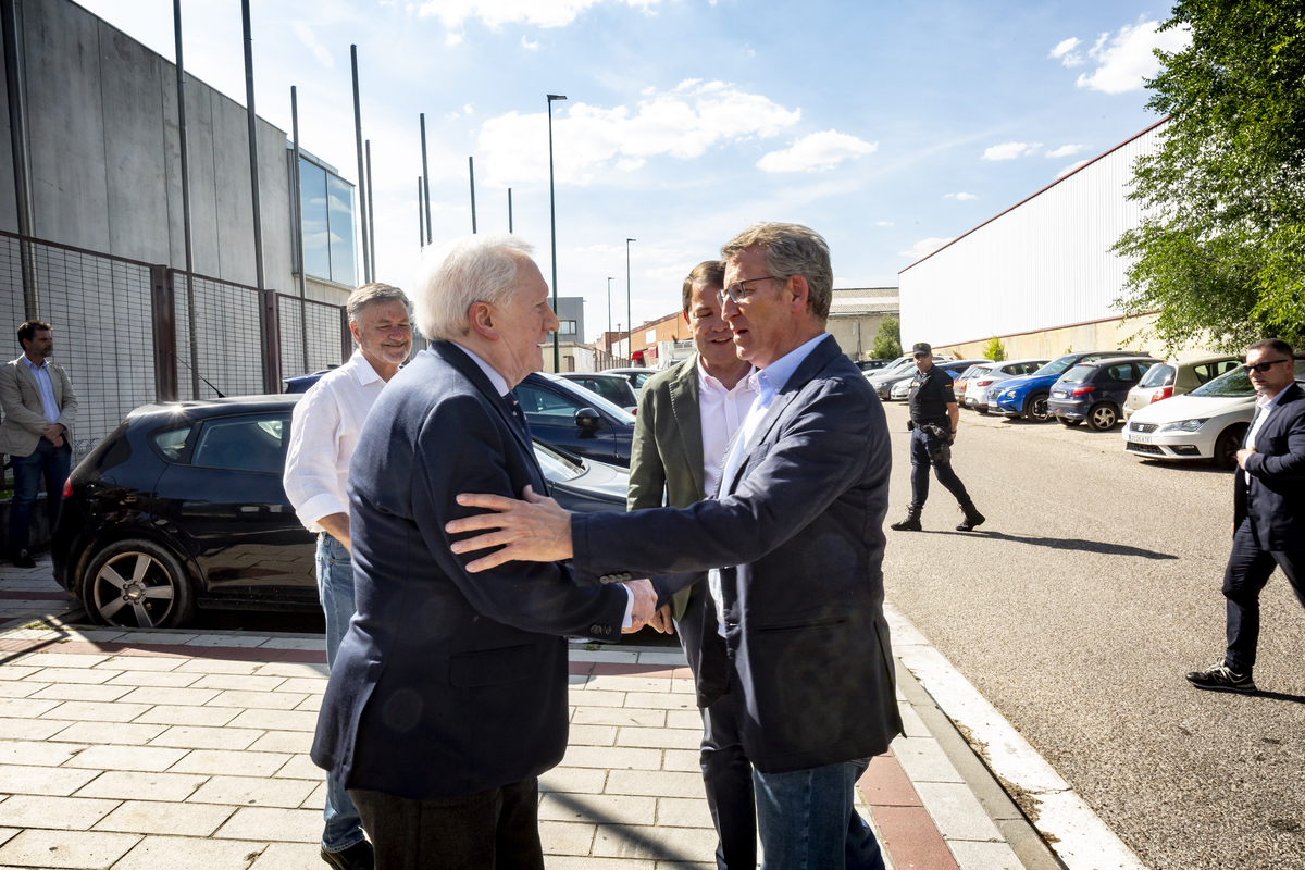 Visita del presidente del Partido Popular, Alberto Núñez Feijóo, al edificio Promecal   / JONATHAN TAJES