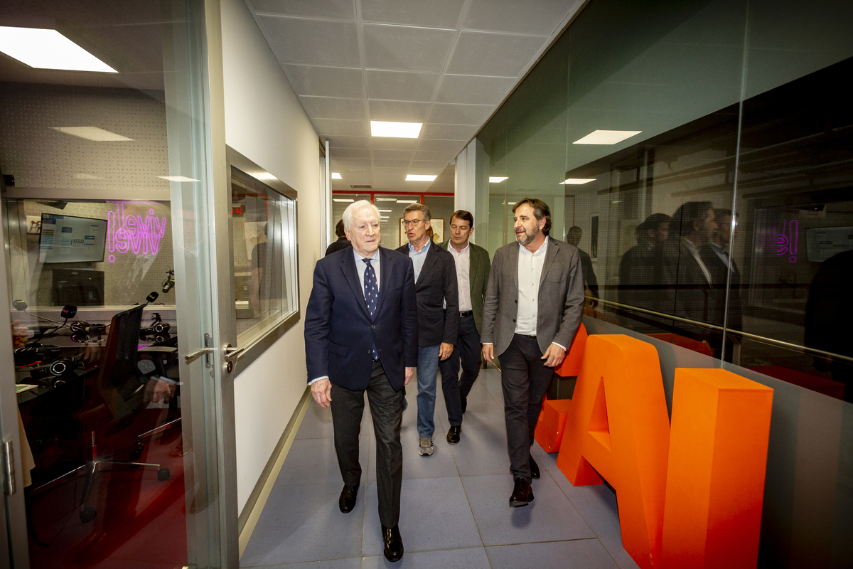 Visita del presidente del Partido Popular, Alberto Núñez Feijóo, al edificio Promecal   / JONATHAN TAJES