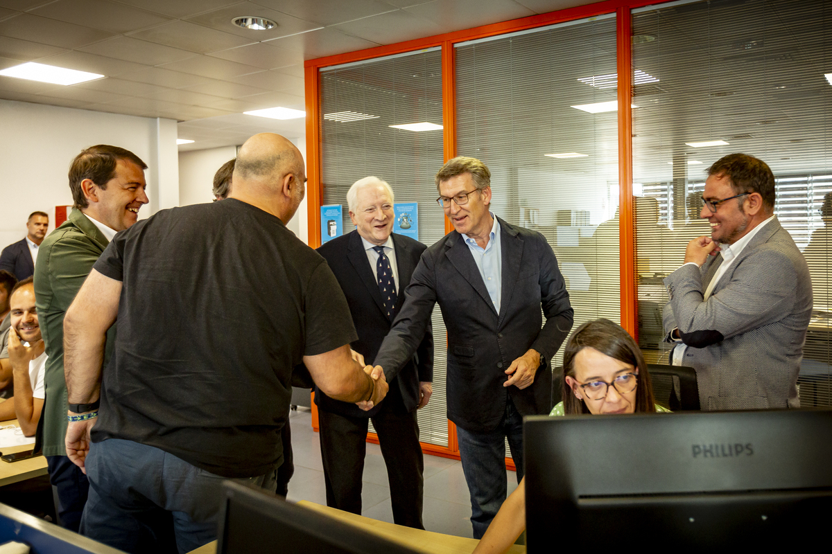 Visita del presidente del Partido Popular, Alberto Núñez Feijóo, al edificio Promecal   / JONATHAN TAJES