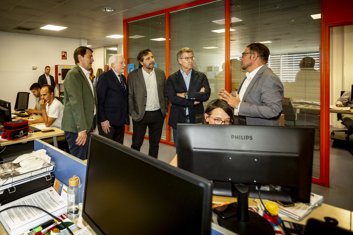 Visita del presidente del Partido Popular, Alberto Núñez Feijóo, al edificio Promecal   / JONATHAN TAJES