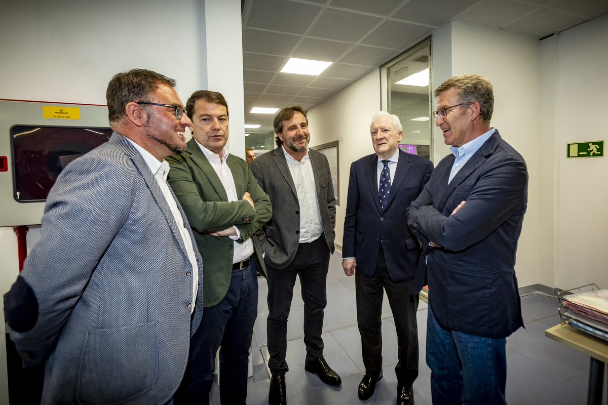 Visita del presidente del Partido Popular, Alberto Núñez Feijóo, al edificio Promecal   / JONATHAN TAJES