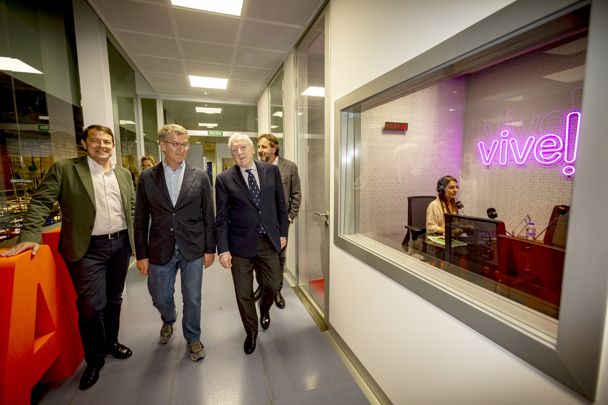 Visita del presidente del Partido Popular, Alberto Núñez Feijóo, al edificio Promecal   / JONATHAN TAJES