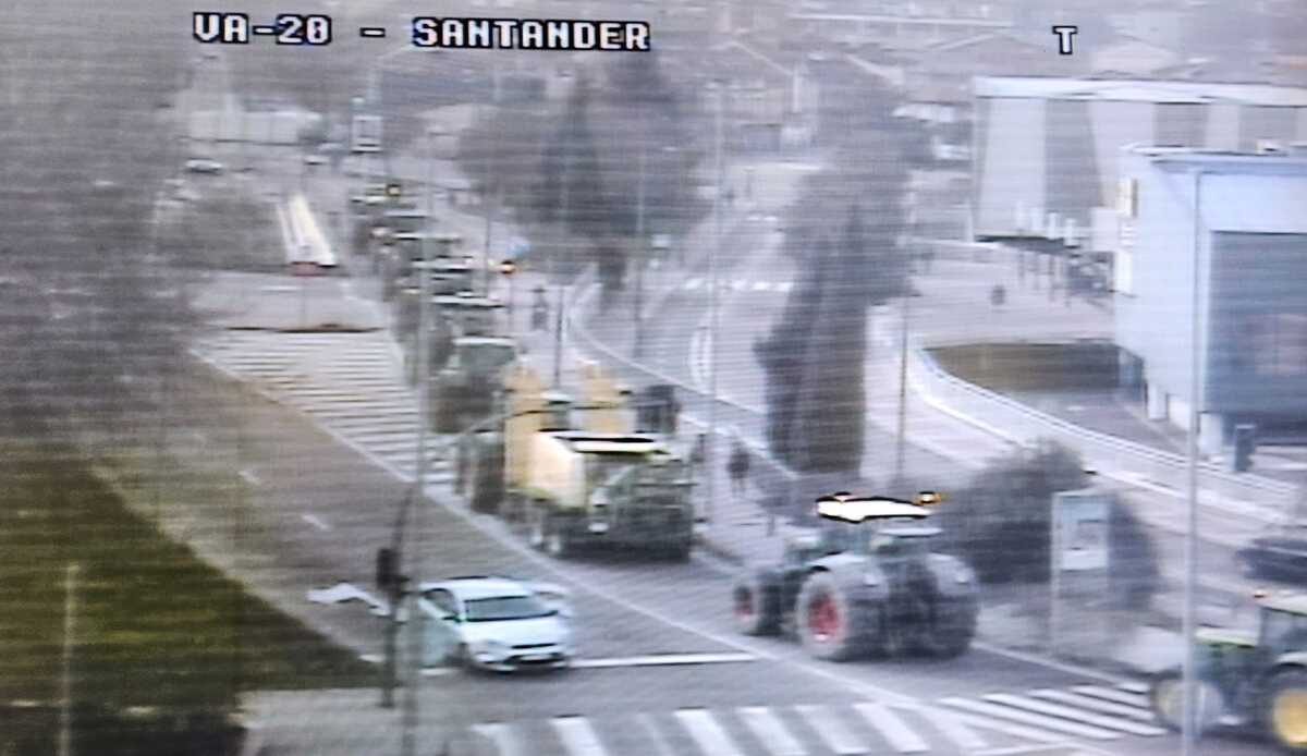 Los tractores complican la circulación por varias vías de la ciudad.  / POLICÍA MUNICIPAL DE VALLADOLID