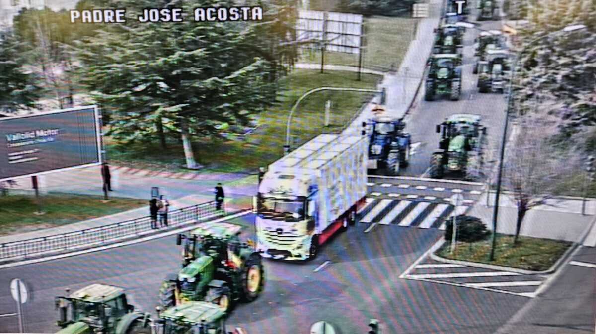 Los tractores complican la circulación por varias vías de la ciudad.  / POLICÍA MUNICIPAL DE VALLADOLID