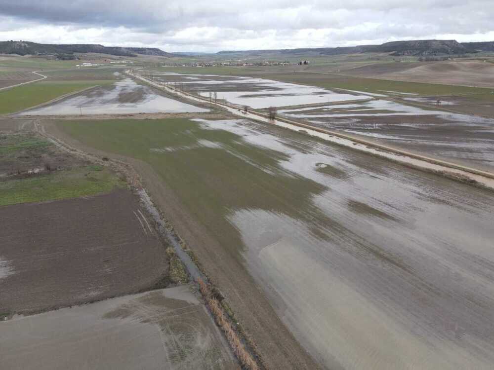 El Esgueva se desborda en Villanueva de los Infantes  / OLMOS Y VILLARMENTERO