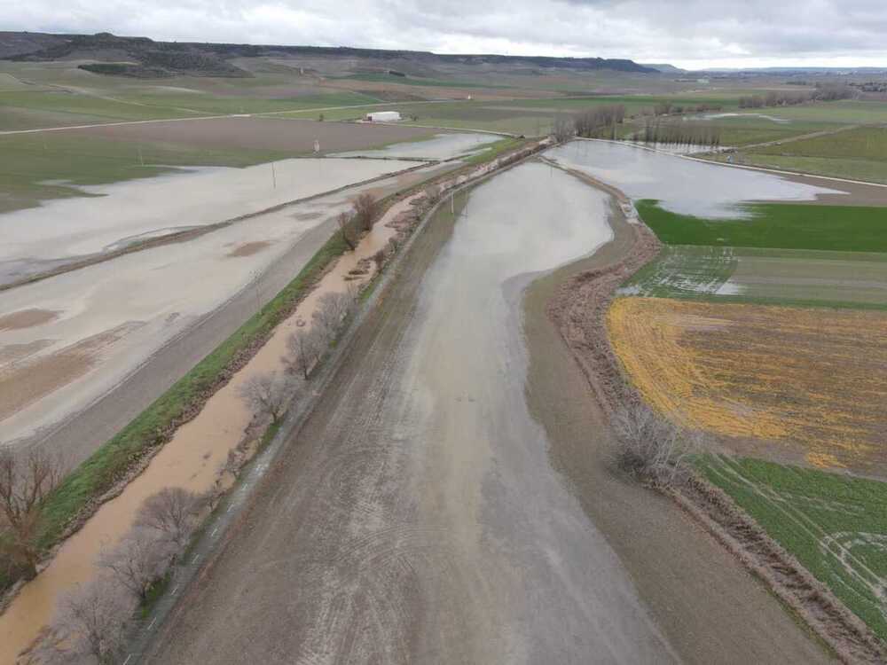 El Esgueva se desborda en Villanueva de los Infantes  / OLMOS Y VILLARMENTERO