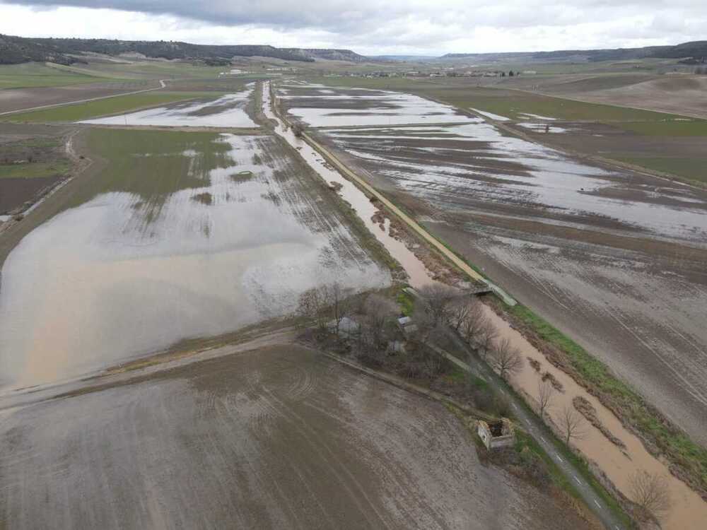 El Esgueva se desborda en Villanueva de los Infantes  / OLMOS Y VILLARMENTERO