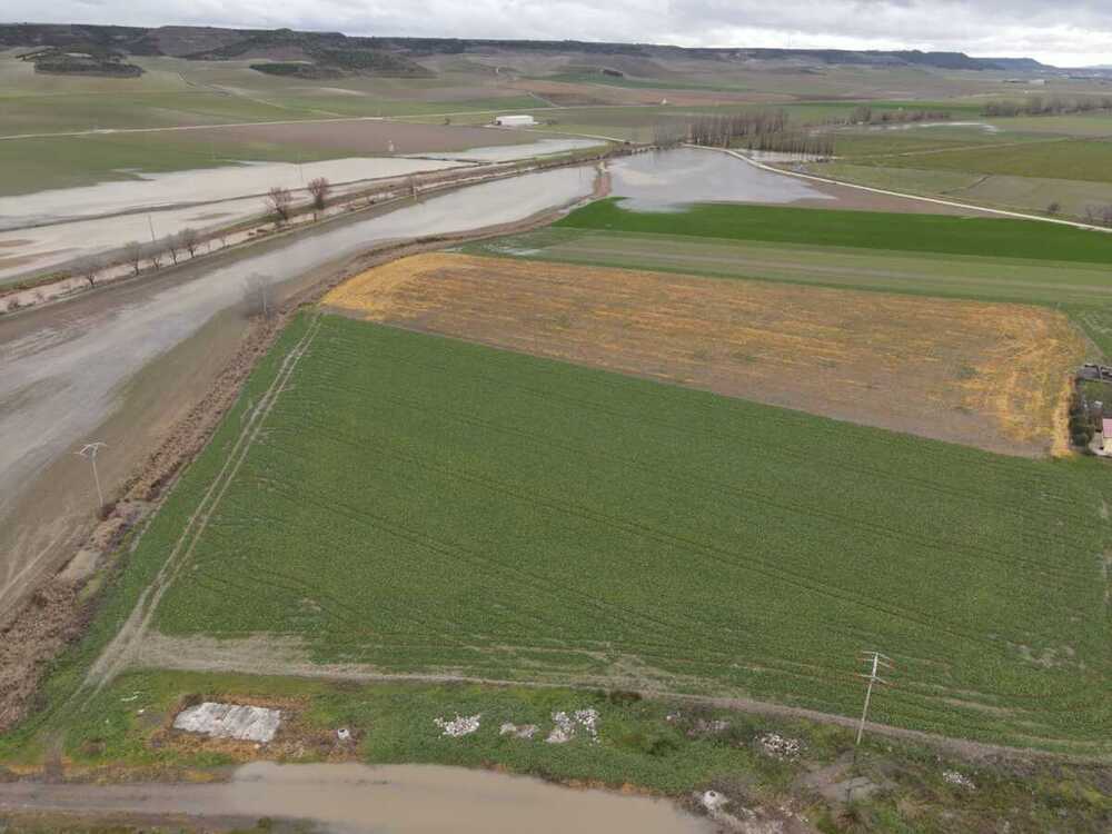 El Esgueva se desborda en Villanueva de los Infantes  / OLMOS Y VILLARMENTERO