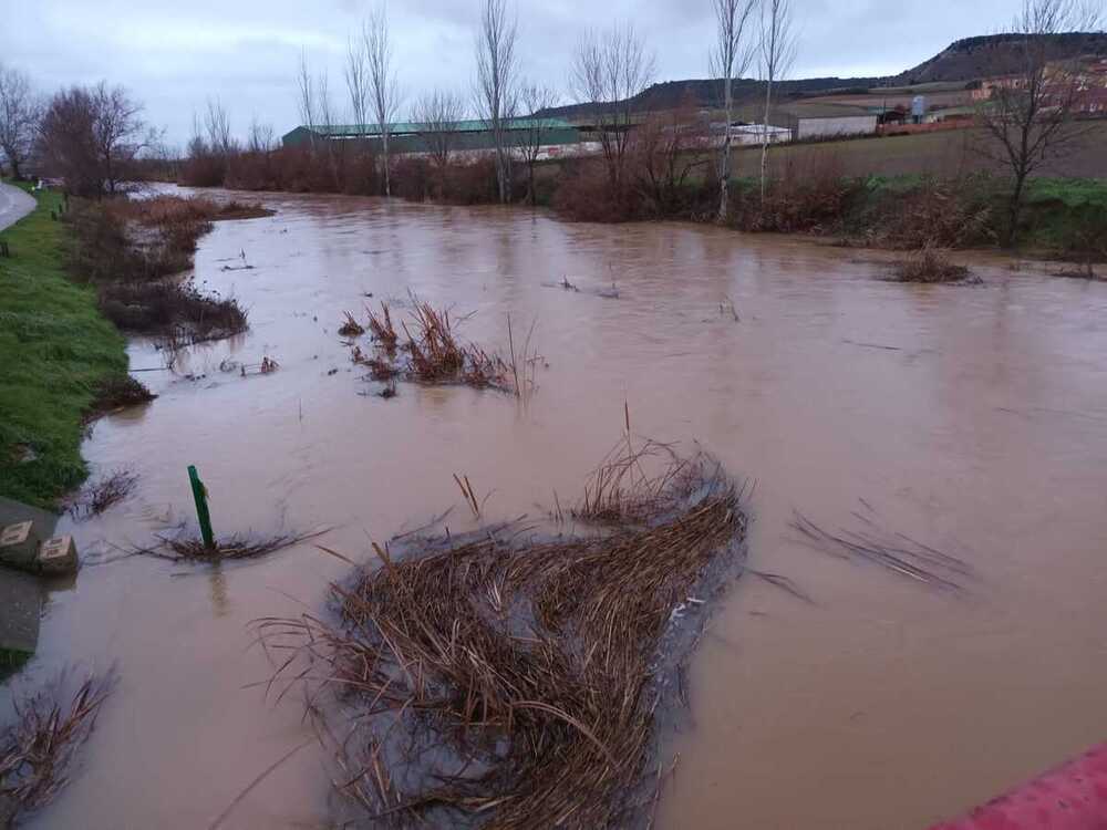 El Esgueva se desborda en Villanueva de los Infantes  / El Día de Valladolid