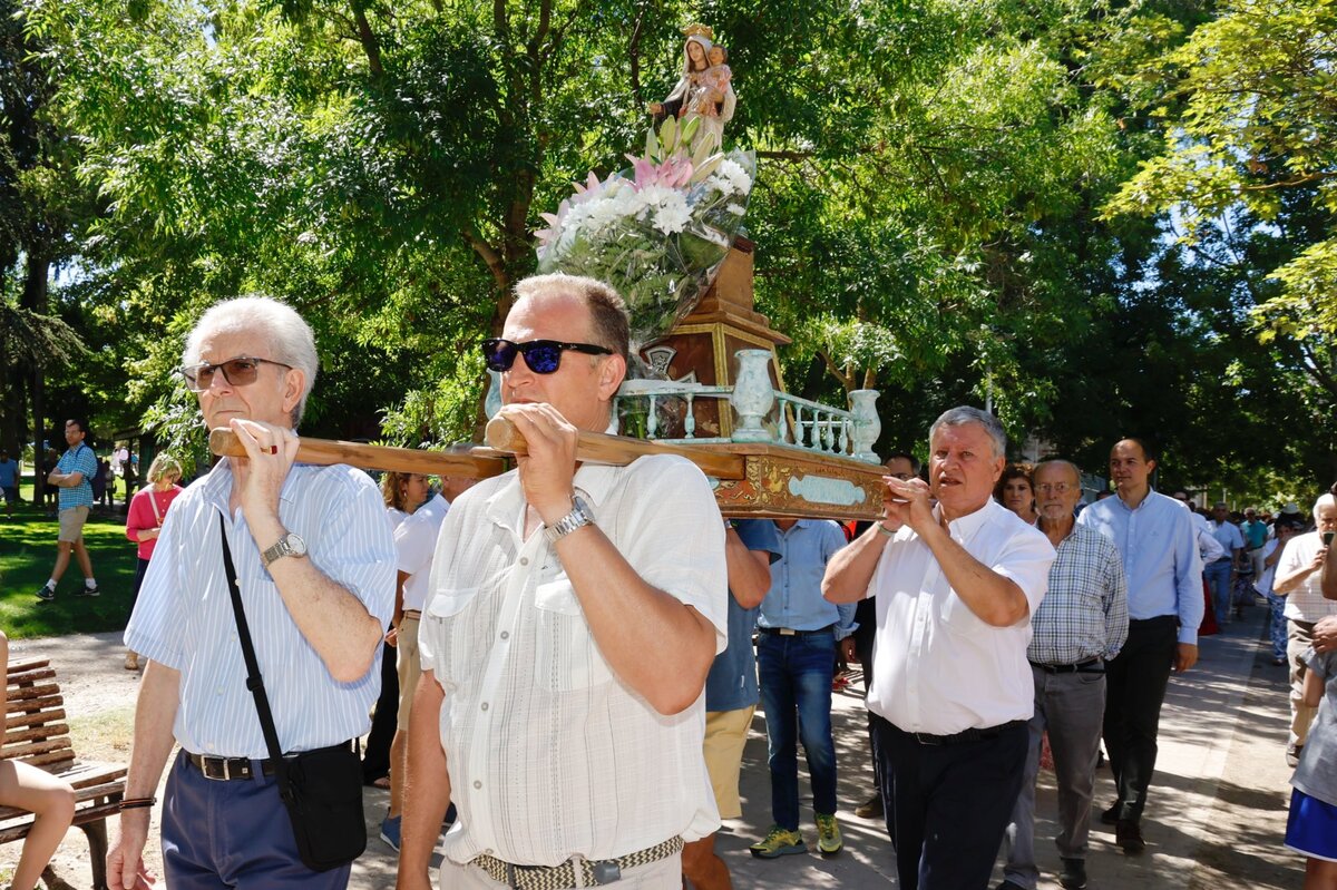 Procesión fluvial de la Virgen del Carmen. Acto previo en Las Moreras.  / AYUNTAMIENTO DE VALLADOLID