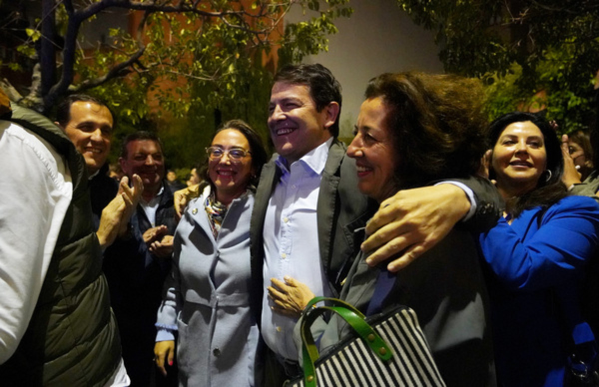 El PP celebra su victoria electoral en Valladolid.  / ICAL