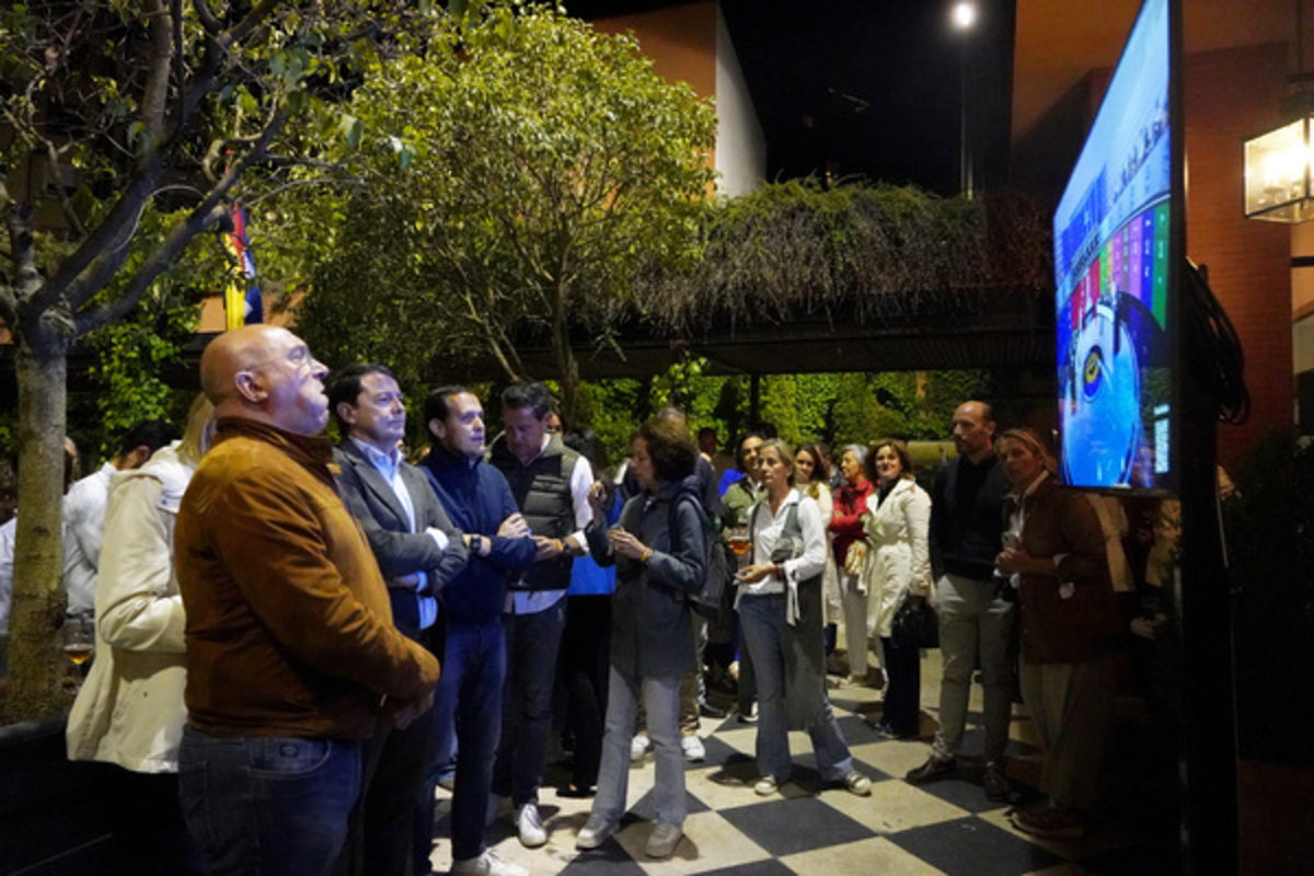 El PP celebra su victoria electoral en Valladolid.  / ICAL