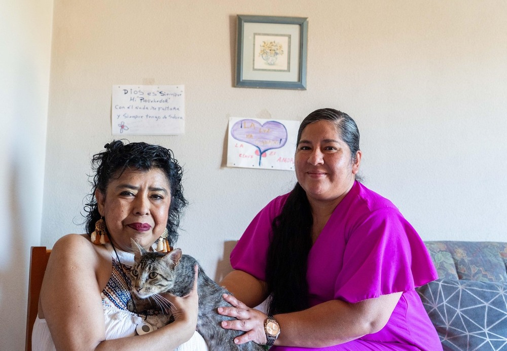 Yolanda Jara, asistente personal, Mariela Mansilla usuaria del programa 'A gusto en casa' y Laura García, de Fundación Intras, en su domicilio de Traspinedo.