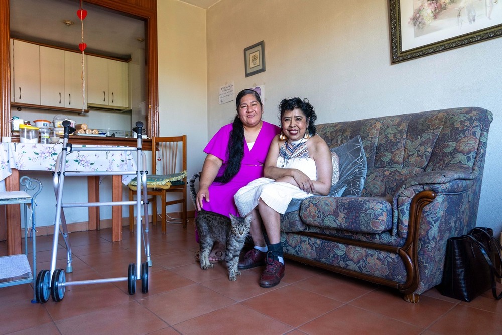 Yolanda Jara, asistente personal, Mariela Mansilla usuaria del programa 'A gusto en casa' y Laura García, de Fundación Intras, en su domicilio de Traspinedo.