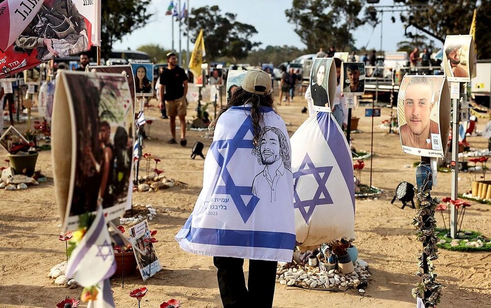 Amigos y parientes de los jóvenes fallecidos y secuestrados en el festival Nova hace un año les recuerdan en el mismo lugar de la masacre.