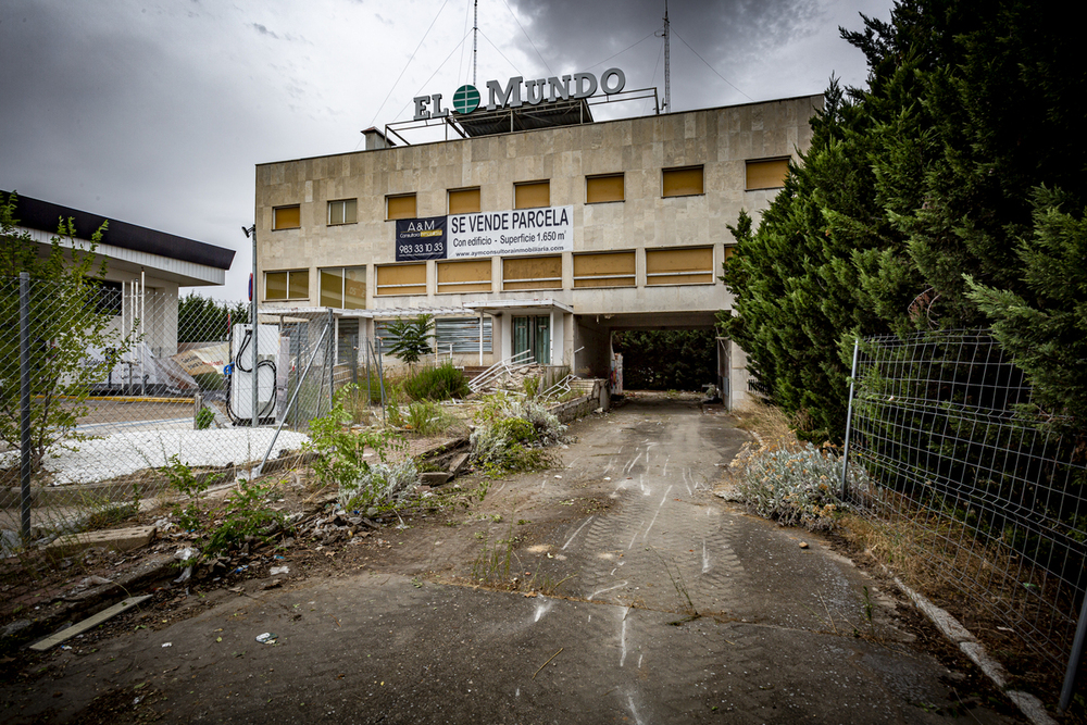 Labores de demolición del antiguo edificio de El Mundo en la Avenida Burgos