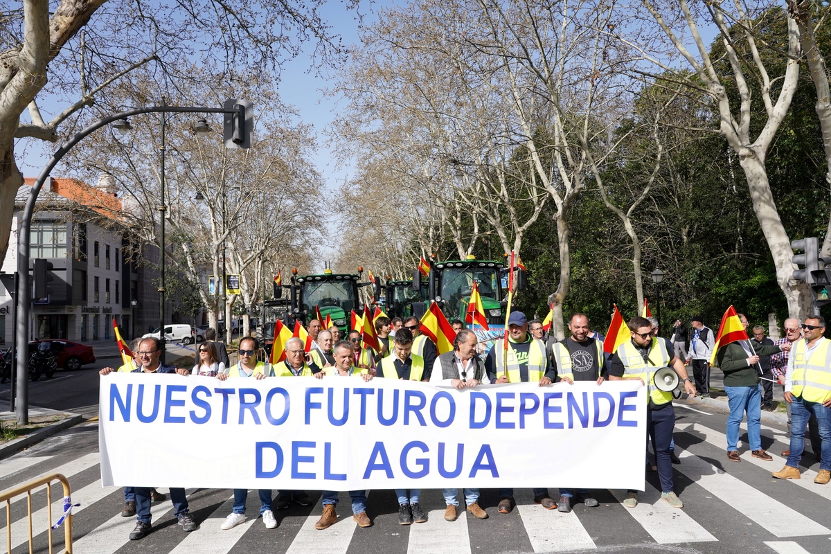 Tractorada y manifestación en protesta contra la gestión de la CHD que recorre las calles de Valladolid.  / MIRIAM CHACÓN / ICAL