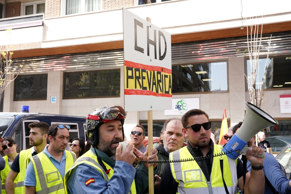 Tractorada y manifestación en protesta contra la gestión de la CHD que recorre las calles de Valladolid.  / MIRIAM CHACÓN / ICAL .