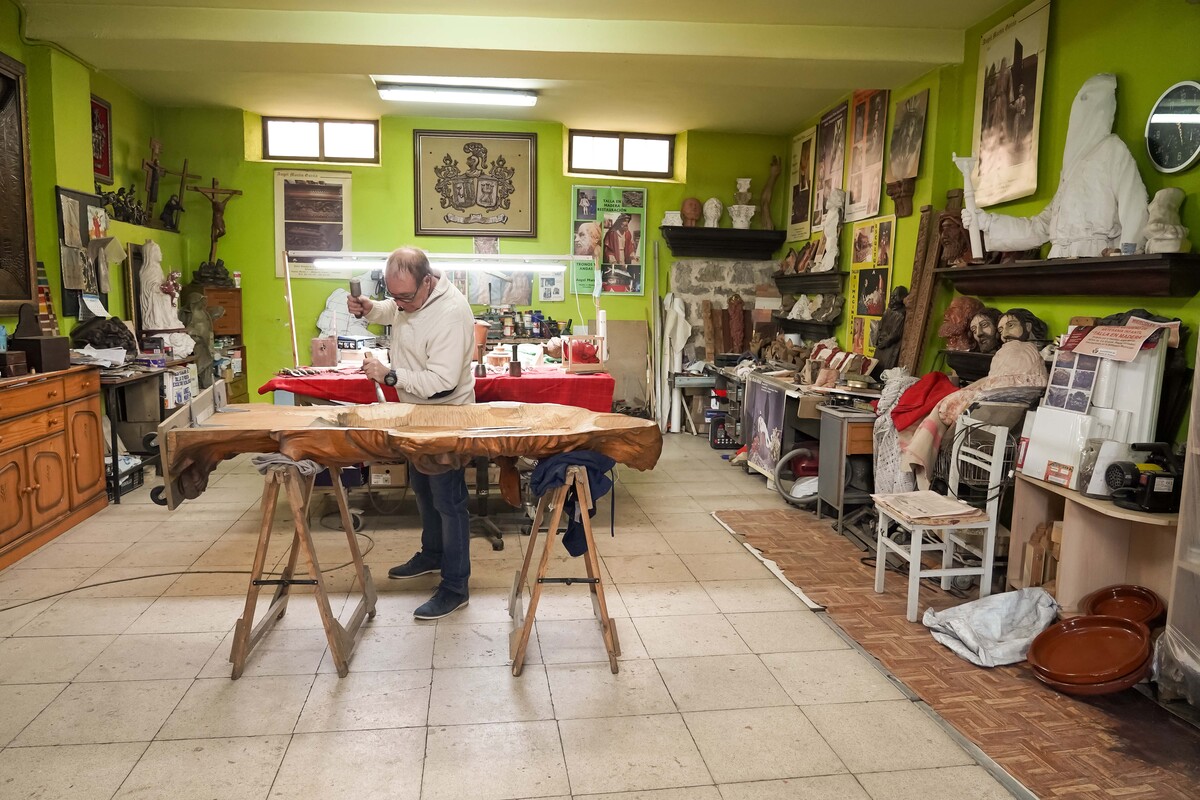 Los últimos imagineros de Castilla y León, Ángel Martín (D), en su taller de Medina de Rioseco (Valladolid), y Miguel Ángel Tapia(I), en su taller de Viana de Cega (Valladolid)  / EDUARDO MARGARETO / ICAL