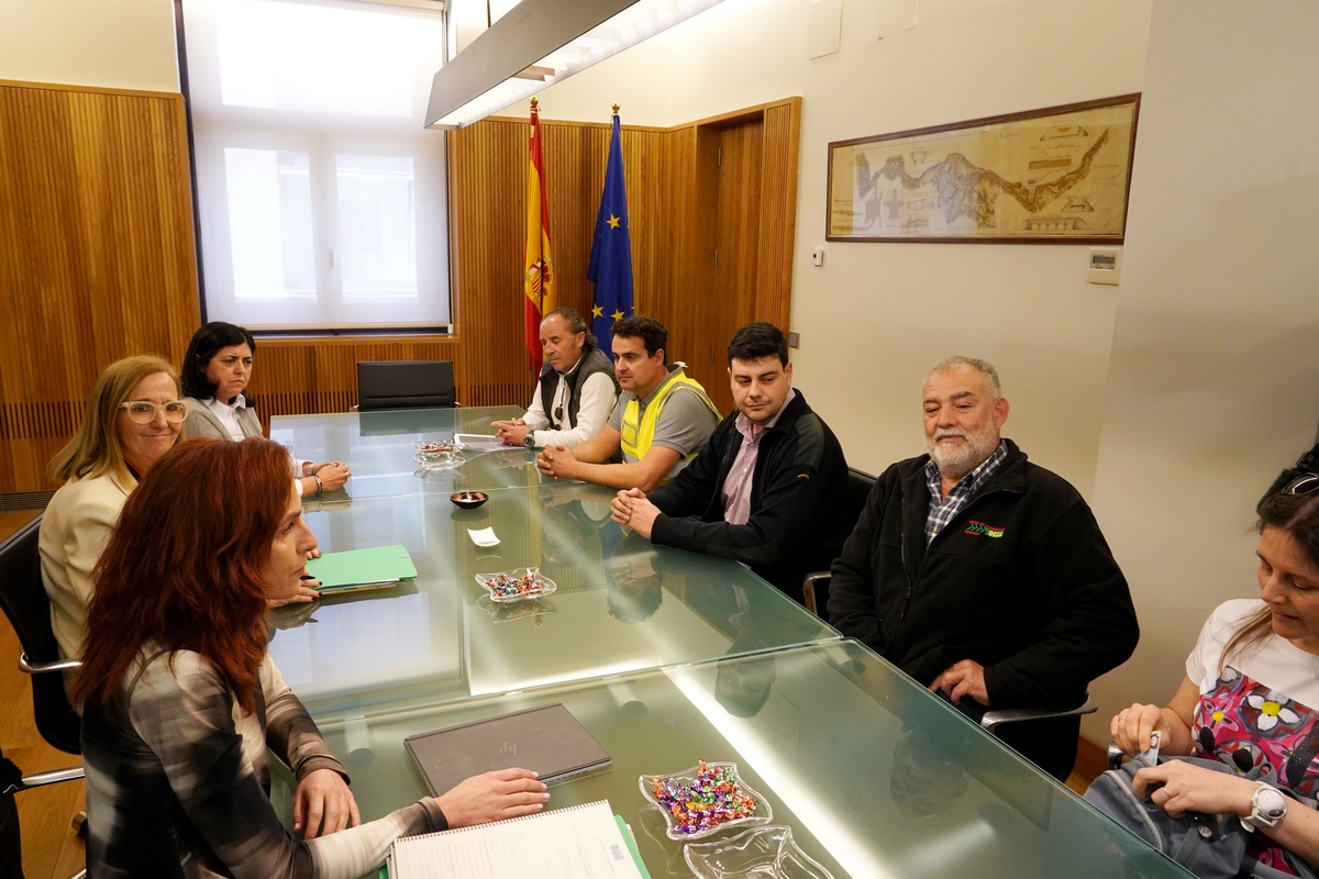 La presidenta de la Confederación Hidrográfica del Duero (CHD), María Jesús Lafuente, se reúne con un grupo de agricultores.  / MIRIAM CHACÓN / ICAL