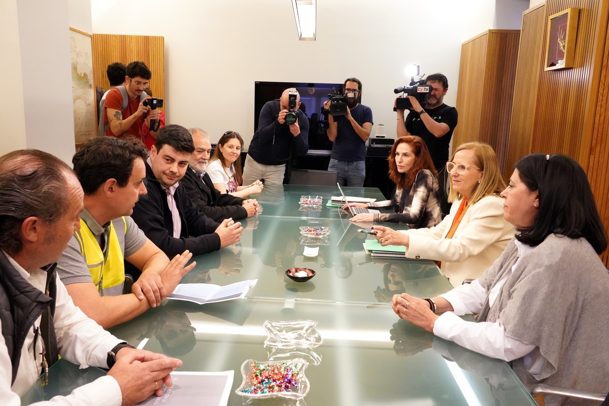 La presidenta de la Confederación Hidrográfica del Duero (CHD), María Jesús Lafuente, se reúne con un grupo de agricultores.  / MIRIAM CHACÓN / ICAL