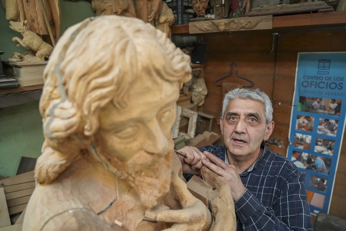 Los últimos imagineros de Castilla y León, Ángel Martín (D), en su taller de Medina de Rioseco (Valladolid), y Miguel Ángel Tapia(I), en su taller de Viana de Cega (Valladolid)  / EDUARDO MARGARETO / ICAL