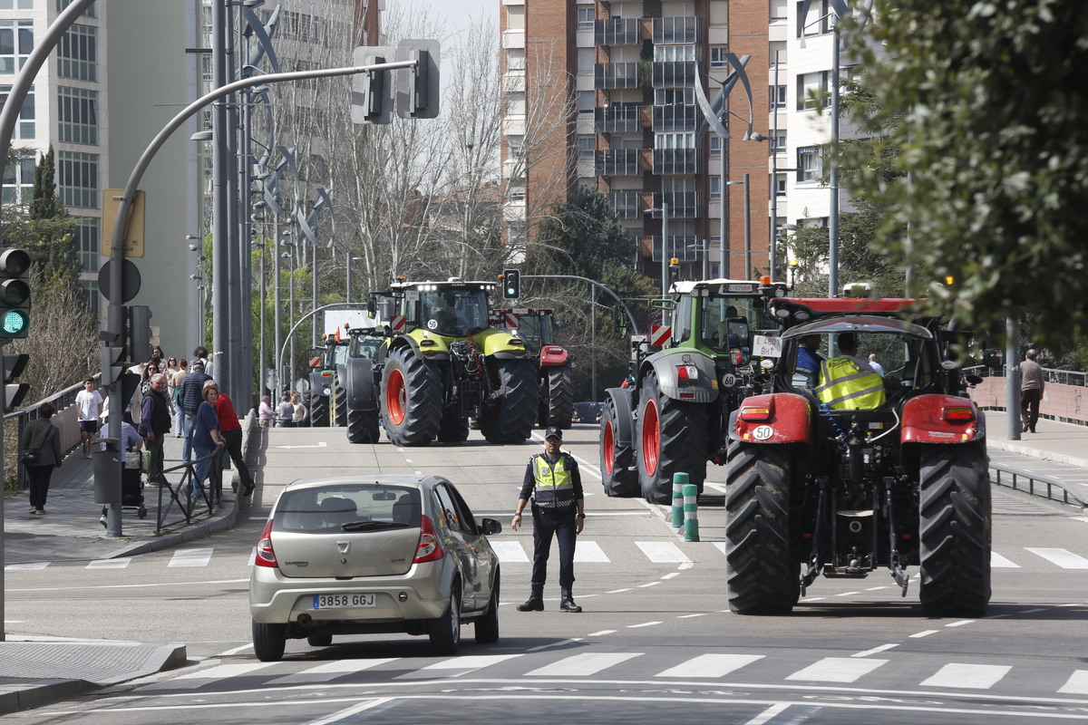 Tractorada y manifestación en protesta contra la gestión de la CHD  / JONATHAN TAJES