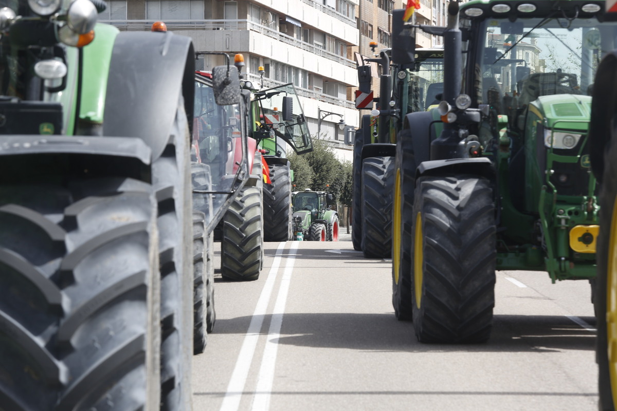 Tractorada y manifestación en protesta contra la gestión de la CHD  / JONATHAN TAJES