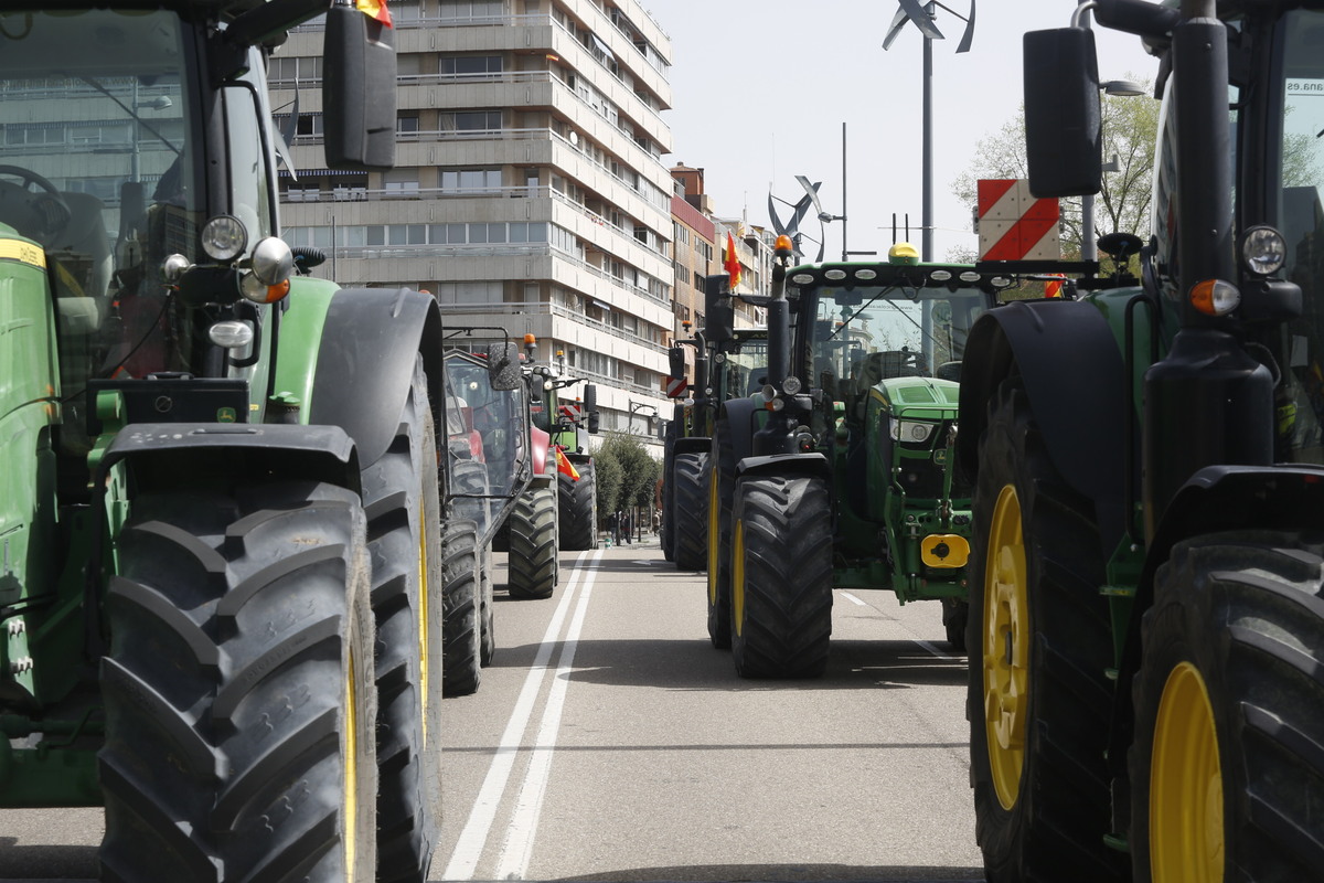 Tractorada y manifestación en protesta contra la gestión de la CHD  / JONATHAN TAJES