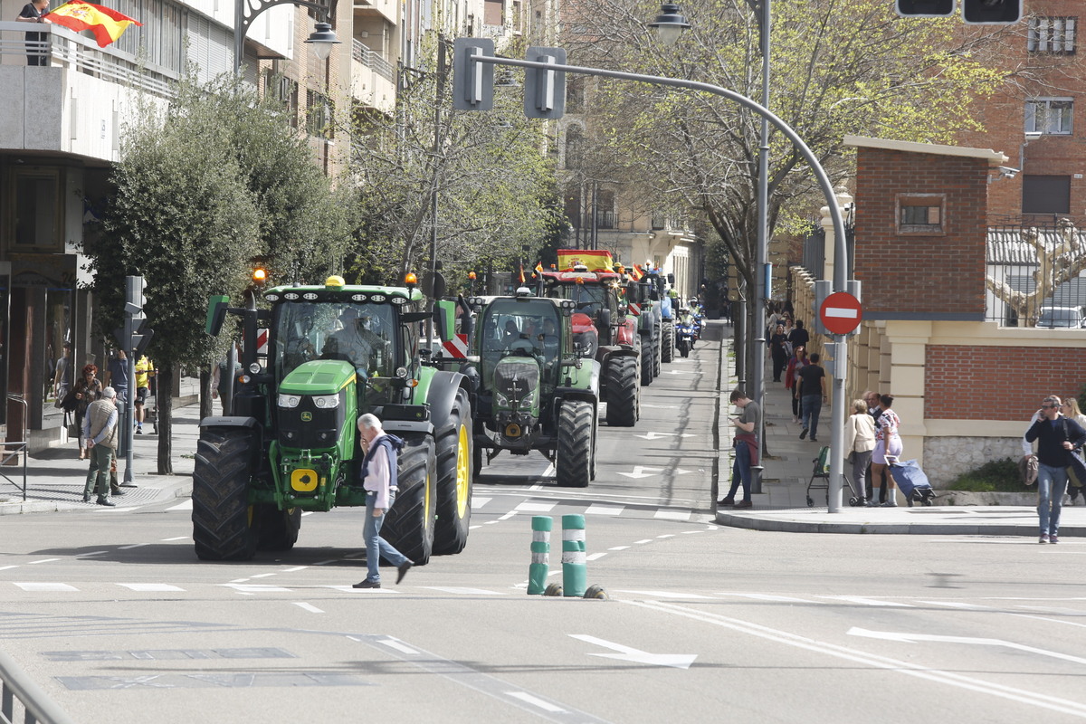 Tractorada y manifestación en protesta contra la gestión de la CHD  / JONATHAN TAJES