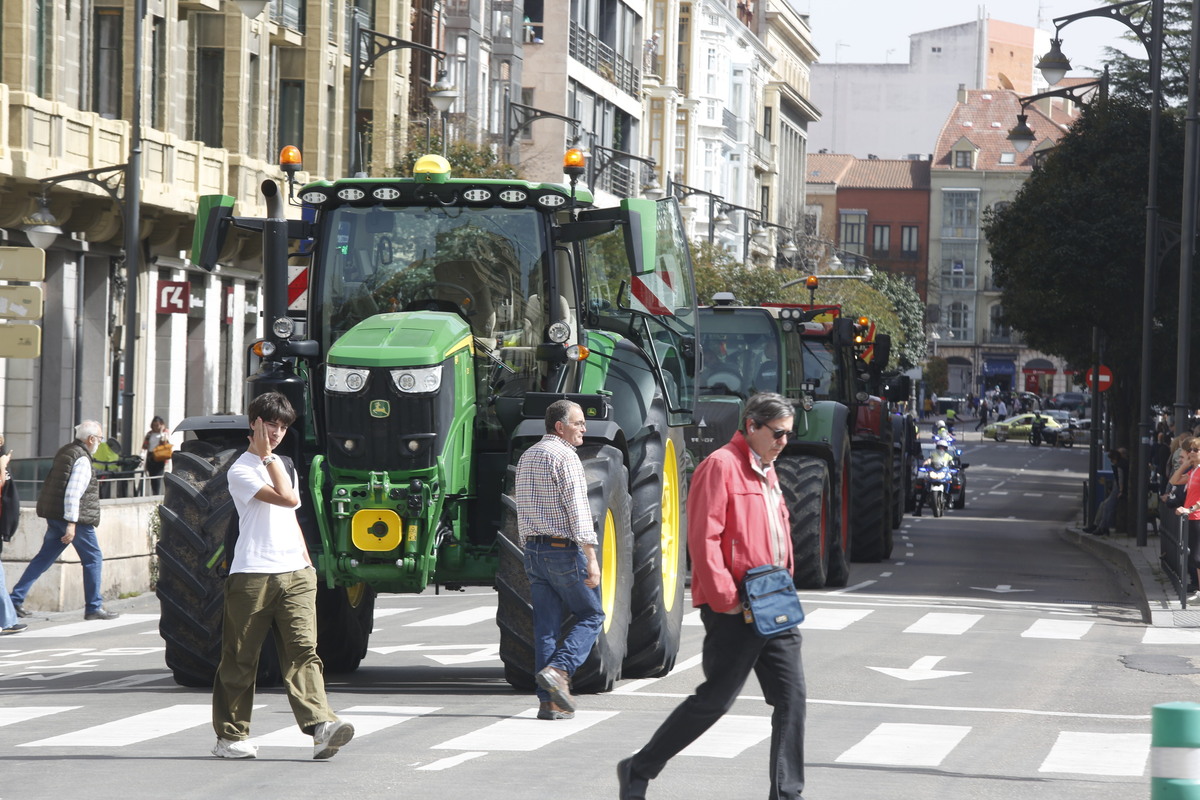 Tractorada y manifestación en protesta contra la gestión de la CHD  / JONATHAN TAJES