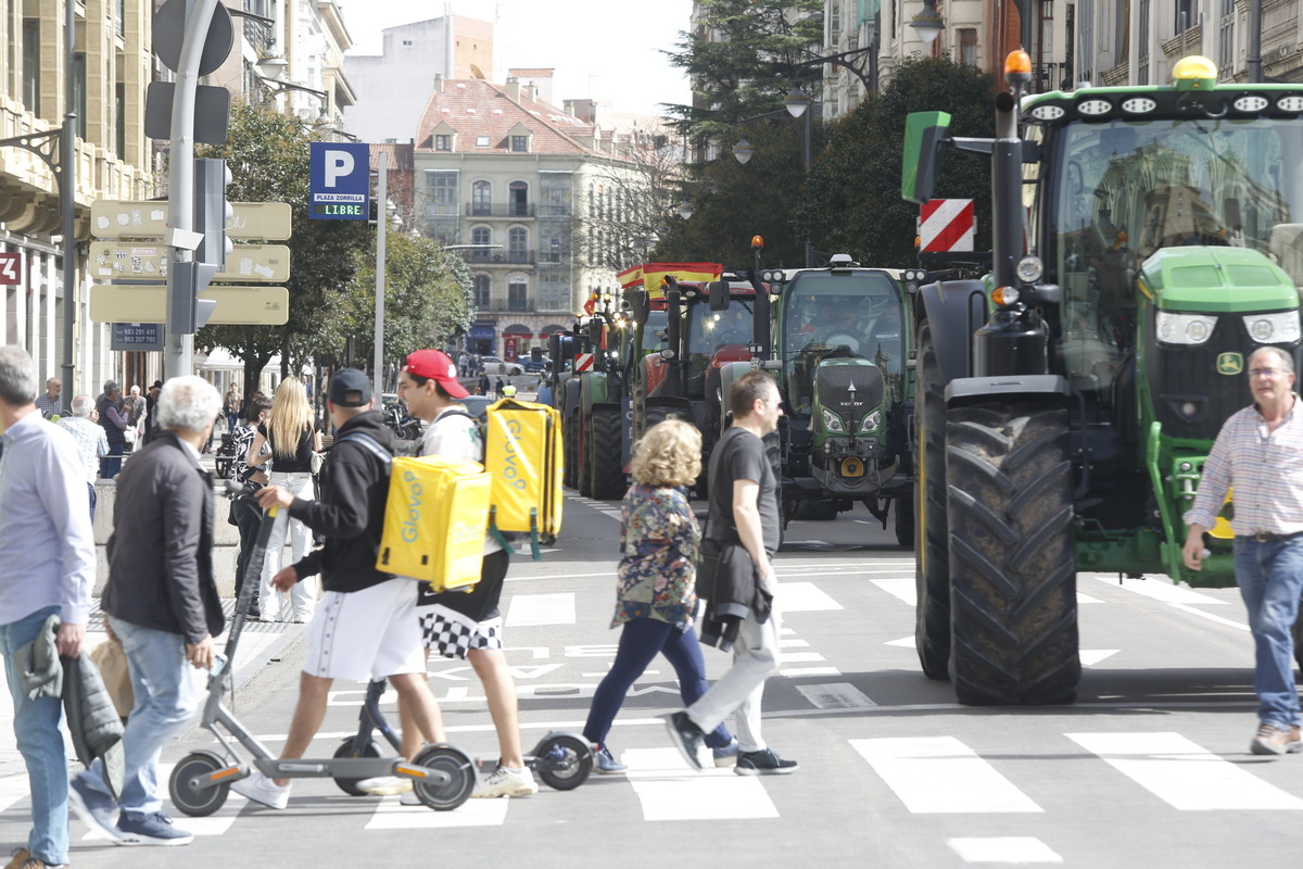 Tractorada y manifestación en protesta contra la gestión de la CHD  / JONATHAN TAJES