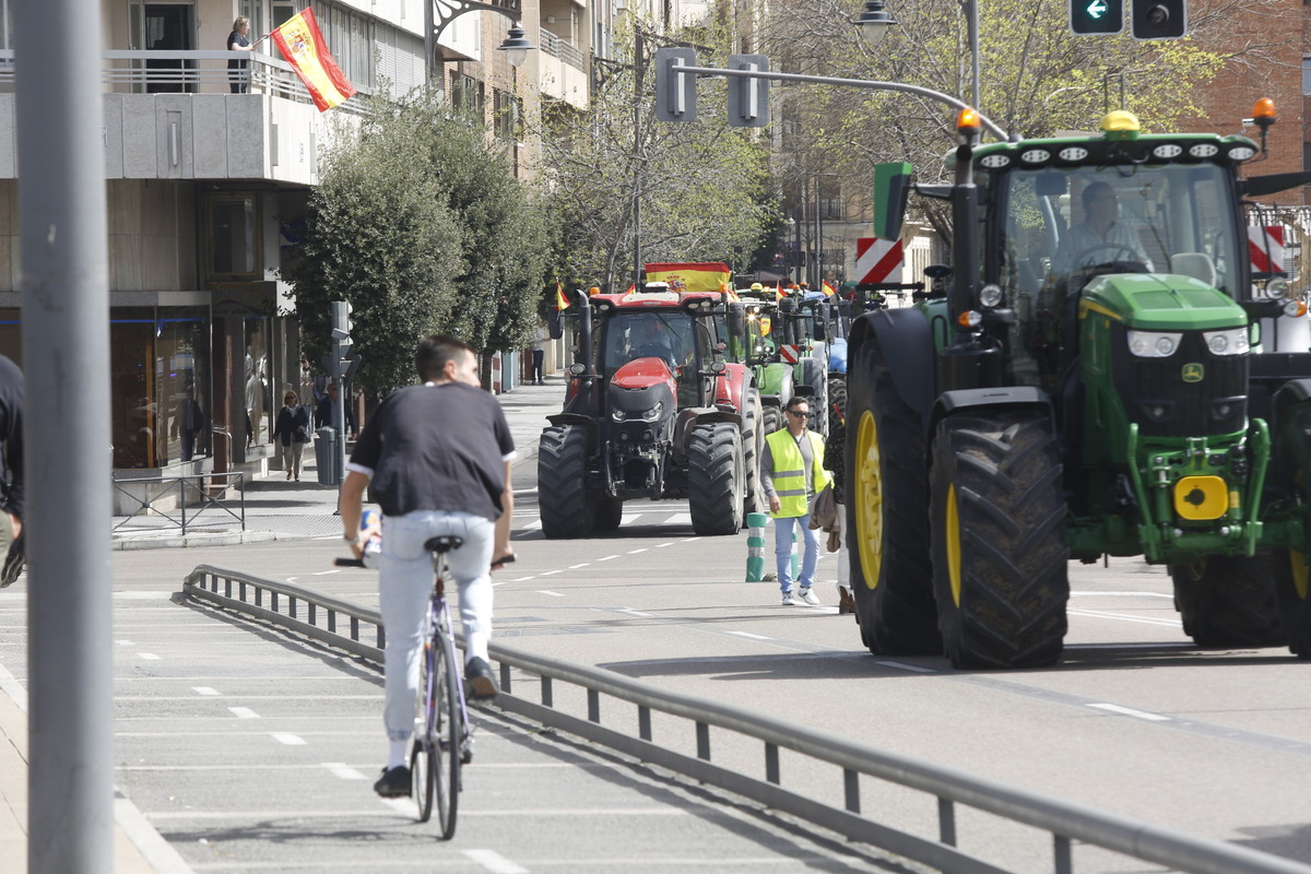 Tractorada y manifestación en protesta contra la gestión de la CHD  / JONATHAN TAJES