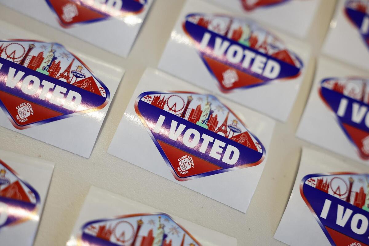 People wait for results of US 2024 presidential elections in Nevada  / CAROLINE BREHMAN