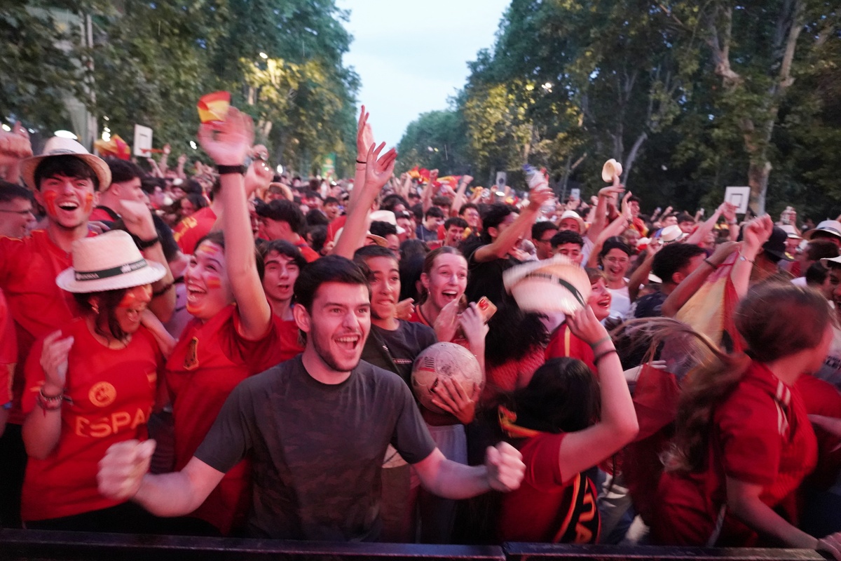 Miles de aficionados siguen la final de la Eurocopa en Valladolid  / ICAL