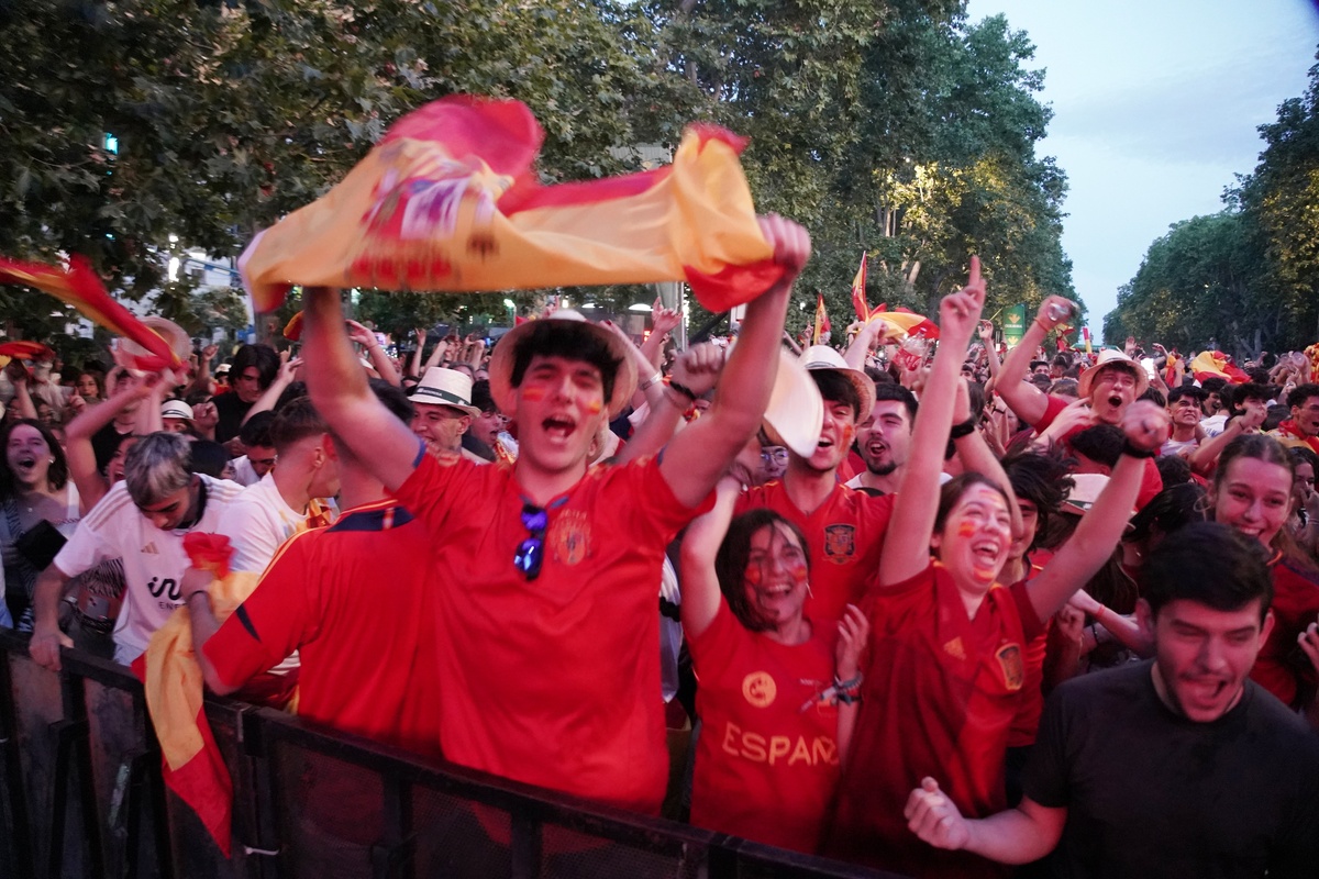 Miles de aficionados siguen la final de la Eurocopa en Valladolid  / ICAL