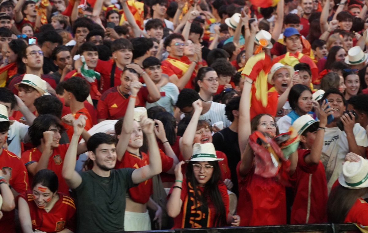 Miles de aficionados siguen la final de la Eurocopa en Valladolid  / ICAL